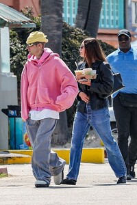 justin-bieber-and-hailey-serve-couple-style-goals-in-venice-5.jpg
