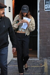 kaia-gerber-exits-evanston-salt-costs-climbing-03.09.2025-1.jpg