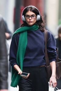 kaia-gerber-soho-style-casual-chic-1.jpg