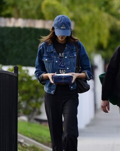 kaia-gerber-steps-out-in-effortless-chic-amid-romance-buzz-2.jpg