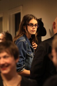 kaia-gerber-steps-out-in-effortless-chic-amid-romance-buzz-8.jpg