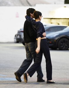 kaia-gerber-steps-out-in-effortless-la-style-03.29.2025-3.jpg