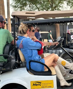 kate-hudson-enjoys-a-golf-cart-ride-at-coachella-04.13.2025-0.jpg