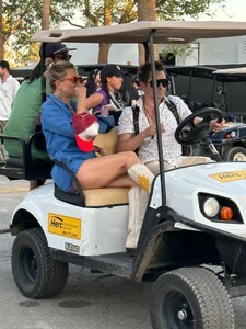 kate-hudson-enjoys-a-golf-cart-ride-at-coachella-04.13.2025-1.jpg
