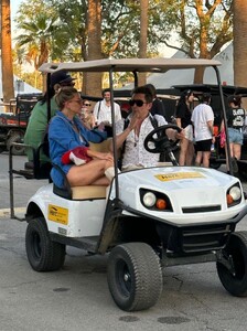 kate-hudson-enjoys-a-golf-cart-ride-at-coachella-04.13.2025-2.jpg