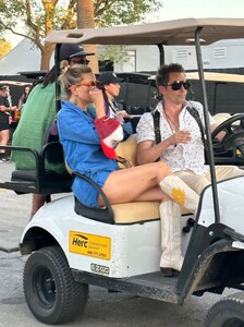 kate-hudson-enjoys-a-golf-cart-ride-at-coachella-04.13.2025-3.jpg