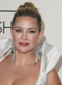 kate-hudson-rocks-bold-bows-at-fashion-trust-awards-2.jpg