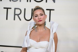 kate-hudson-rocks-bold-bows-at-fashion-trust-awards-9.jpg