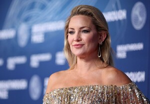 kate-hudson-shines-in-gold-at-breakthrough-prize-2025-10.jpg