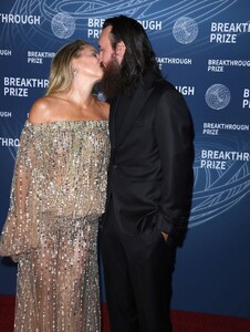 kate-hudson-shines-in-gold-at-breakthrough-prize-2025-12.jpg