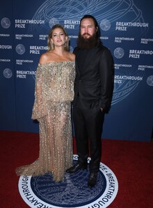 kate-hudson-shines-in-gold-at-breakthrough-prize-2025-13.jpg