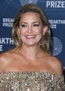 kate-hudson-shines-in-gold-at-breakthrough-prize-2025-5.jpg