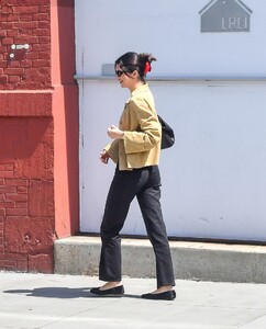 kendall-jenner-s-effortless-nyc-street-style-05.03.2025-10.jpg