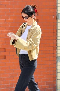 kendall-jenner-s-effortless-nyc-street-style-05.03.2025-2.jpg