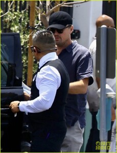 leonardo-dicaprio-steps-out-to-celebrate-mothers-day-03.jpg