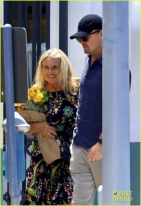 leonardo-dicaprio-steps-out-to-celebrate-mothers-day-05.jpg