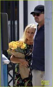 leonardo-dicaprio-steps-out-to-celebrate-mothers-day-07.jpg