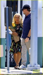 leonardo-dicaprio-steps-out-to-celebrate-mothers-day-09.jpg