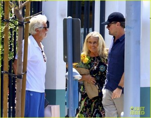 leonardo-dicaprio-steps-out-to-celebrate-mothers-day-10.jpg