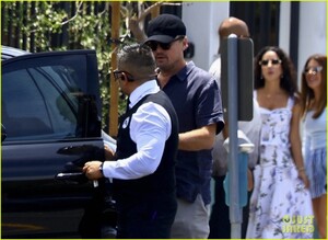 leonardo-dicaprio-steps-out-to-celebrate-mothers-day-22.jpg