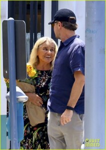leonardo-dicaprio-steps-out-to-celebrate-mothers-day-25.jpg
