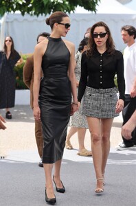 margaret-qualley-aubrey-plaza-honey-don-t-78th-cannes-2025-8.jpg