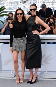 margaret-qualley-aubrey-plaza-honey-don-t-78th-cannes-2025-9.jpg