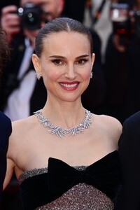 natalie-portman-at-cannes-eddington-premiere-in-dior-and-tiffany-co.-0.jpg