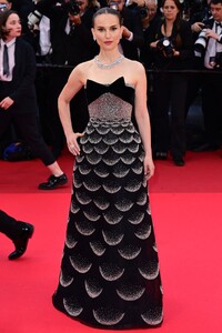natalie-portman-at-cannes-eddington-premiere-in-dior-and-tiffany-co.-4.jpg