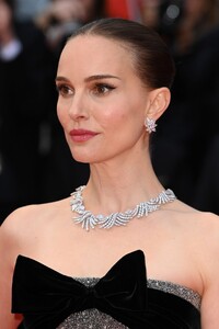 natalie-portman-at-cannes-eddington-premiere-in-dior-and-tiffany-co.-5.jpg