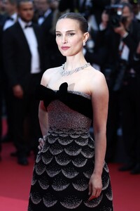 natalie-portman-at-cannes-eddington-premiere-in-dior-and-tiffany-co.-7.jpg