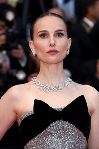 natalie-portman-at-cannes-eddington-premiere-in-dior-and-tiffany-co.-9.jpg