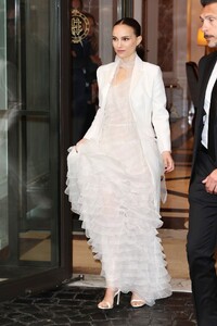 natalie-portman-dior-cruise-2025-rome-style-evolution-11.jpg