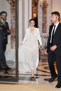 natalie-portman-dior-cruise-2025-rome-style-evolution-7.jpg