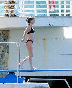 natalie-portman-rocks-black-bikini-in-cannes-2025-2.jpg