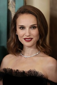 natalie-portman-wears-dior-couture-at-nyc-premiere-3.jpg