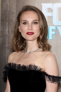 natalie-portman-wears-dior-couture-at-nyc-premiere-8.jpg