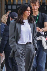 paris-power-moment-kendall-jenner-in-grey-suit-3.jpg