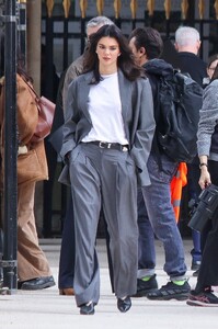 paris-power-moment-kendall-jenner-in-grey-suit-4.jpg