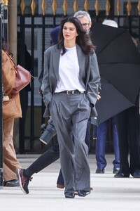 paris-power-moment-kendall-jenner-in-grey-suit-7.jpg