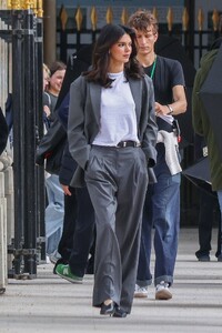 paris-power-moment-kendall-jenner-in-grey-suit-8.jpg