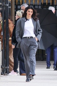 paris-power-moment-kendall-jenner-in-grey-suit-9.jpg
