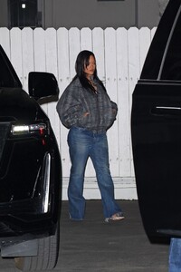 rihanna-at-giorgio-baldi-in-casual-chic-style-6.jpg