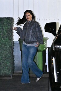 rihanna-at-giorgio-baldi-in-casual-chic-style-9.jpg