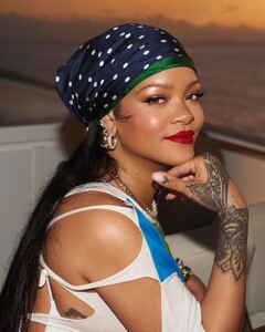 rihanna-commands-attention-in-tropical-elegance-on-yacht-getaway-4.jpg
