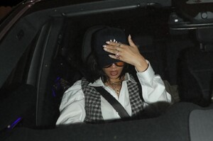 rihanna-debuts-alaia-le-teckel-clutch-on-date-night-0.jpg