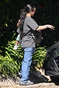rihanna-enjoys-beverly-hills-stroll-04.22.2025-0.jpg