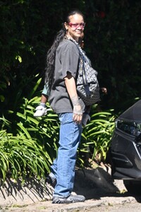 rihanna-enjoys-beverly-hills-stroll-04.22.2025-3.jpg