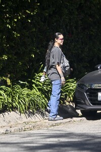 rihanna-enjoys-beverly-hills-stroll-04.22.2025-4.jpg
