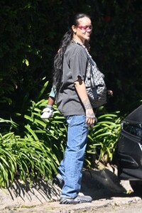 rihanna-enjoys-beverly-hills-stroll-04.22.2025-6.jpg